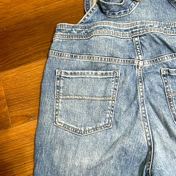 NWT Girls Overalls Blue Light Wash XL. (14)
Denim Rompers Adjustable, distressed - Picture 12 of 14